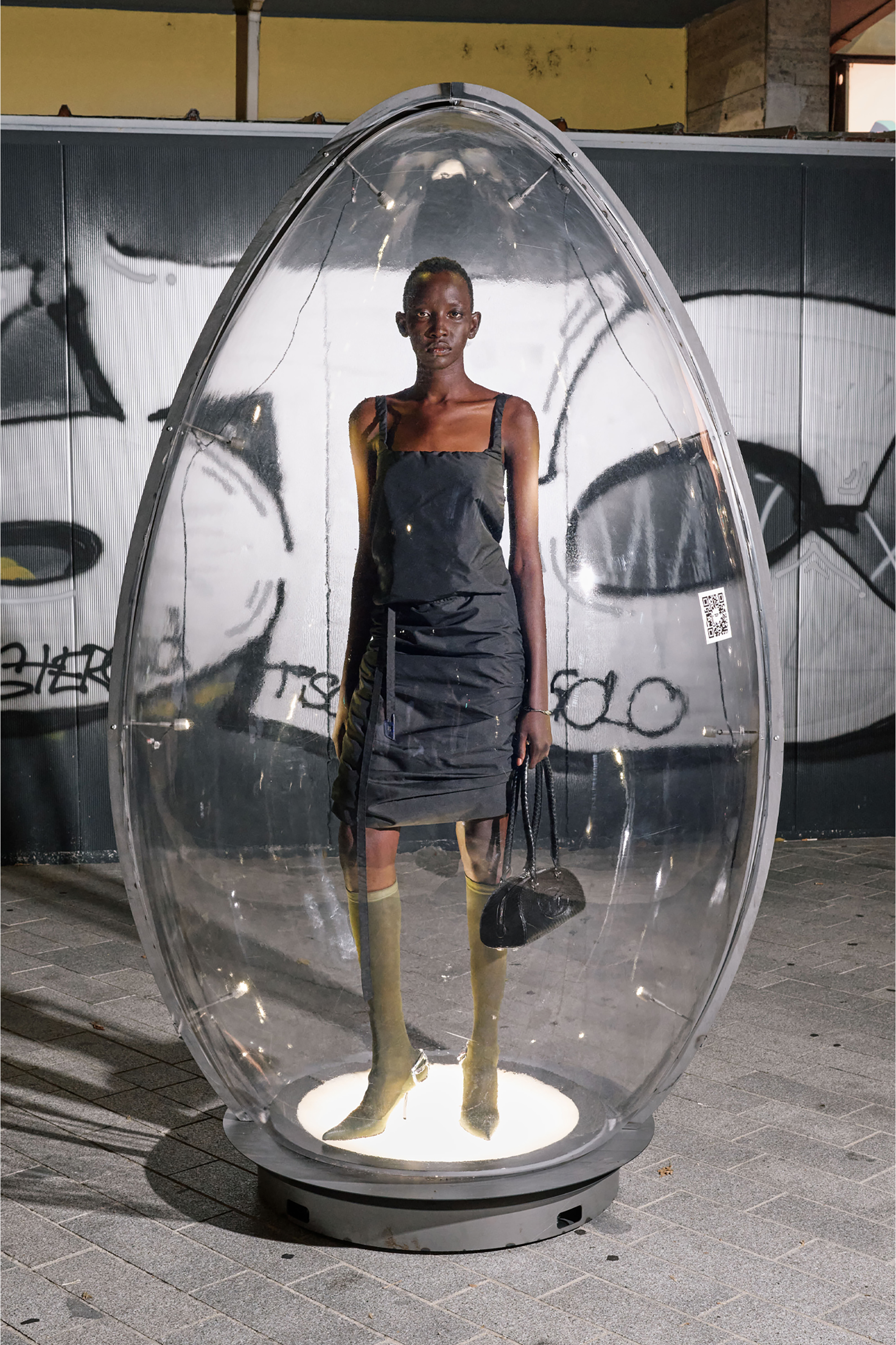 Diesel - 1DR DOME SHOULDER EW, Woman's 1DR Dome-Elongated bowling bag in textured leather in Black - 3