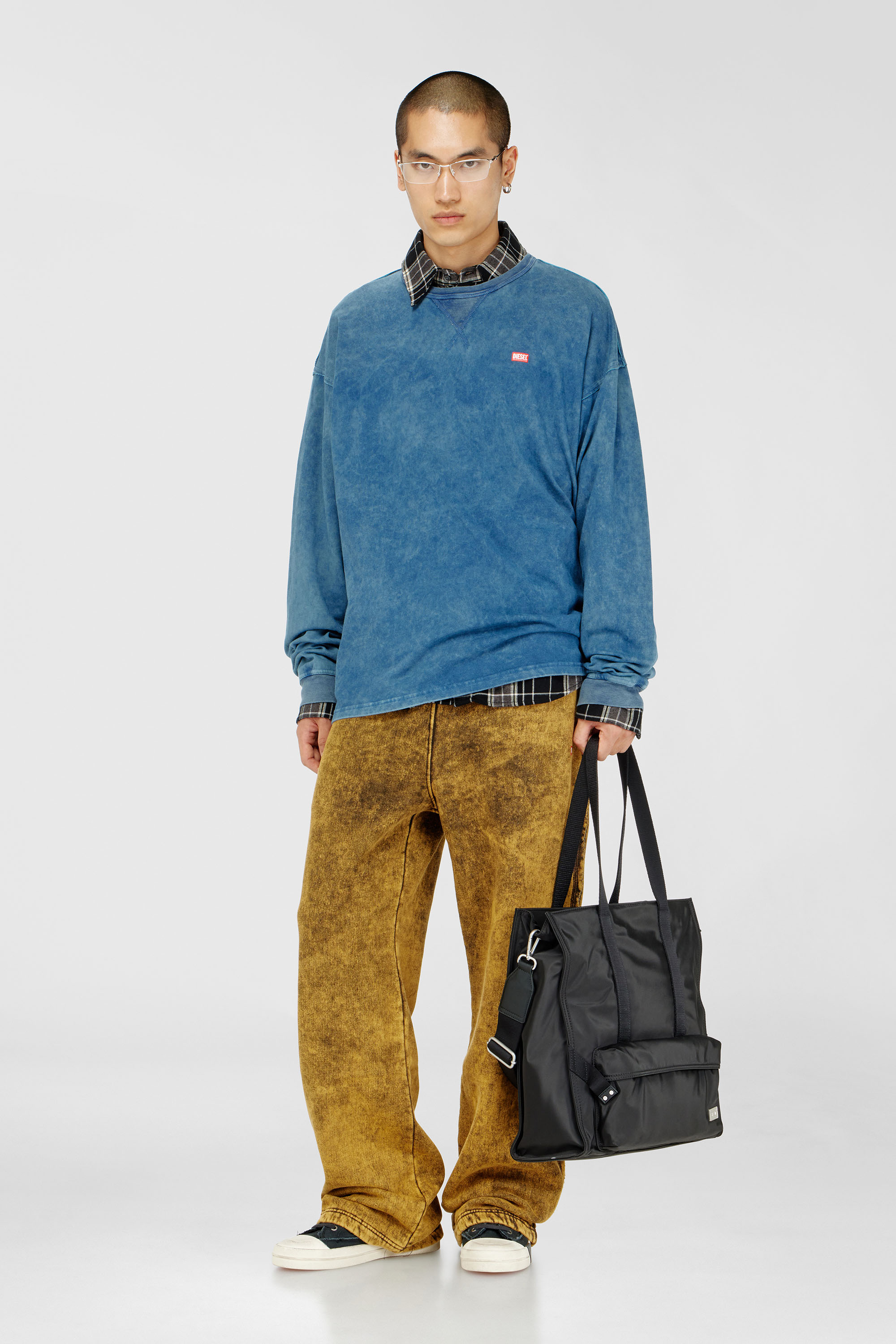 Acid-wash sweatpants with raw edges